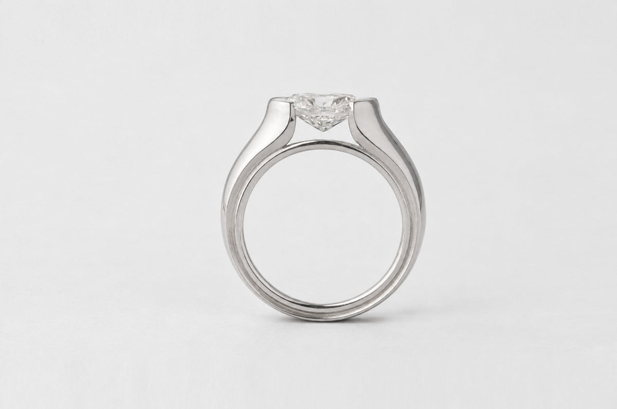 OVAL DIAMOND SOLITAIRE | 19K WHITE GOLD