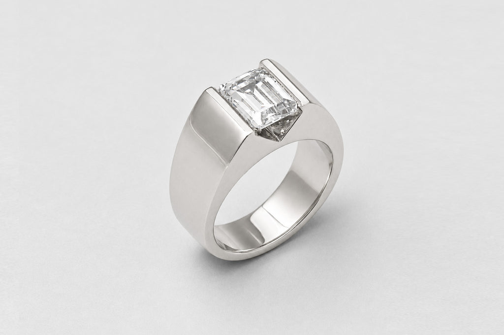 EMERALD CUT DIAMOND RING | 19K WHITE GOLD